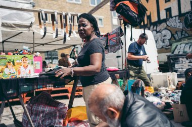 Brick Lane, Doğu Londra / İngiltere - 20.08.16: İnsanlar Vintage Market 'ten farklı ürünler alıp satıyor
