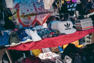 Brick Lane, Doğu Londra / İngiltere - 20.08.16: Vintage Market 'te satılık farklı ürünler