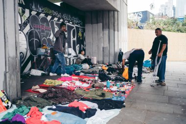 Brick Lane, Doğu Londra / İngiltere - 20.08.16: İnsanlar Vintage Market 'ten farklı ürünler alıp satıyor