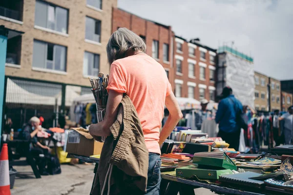 Brick Lane East London 2020 Senhora Com Pincéis Pintura Mercado — Fotografia de Stock