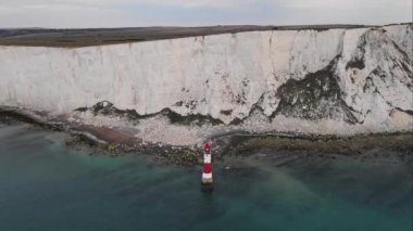 Bir Beachy Head Deniz feneri ve tebeşir kayalıklarının Eastbourne yakınlarında, İngiltere 'de alçak gelgitle birlikte renkli gündoğumunda çekilmiş peyzaj hava aracı görüntüleri.