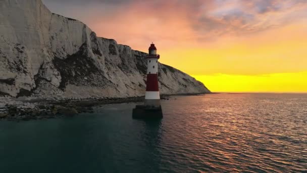 풍경의 Beachy Head Lighthouse 절벽의 영국의 이스트 조수와 일출에 — 비디오