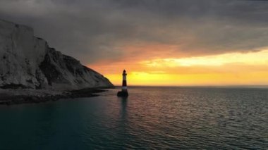 Bir Beachy Head Deniz feneri ve tebeşir kayalıklarının Eastbourne yakınlarında, İngiltere 'de alçak gelgitle birlikte renkli gündoğumunda çekilmiş peyzaj hava aracı görüntüleri.