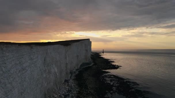 Imágenes Aéreas Drones Paisaje Faro Beachy Head Acantilados Tiza Amanecer — Vídeos de Stock