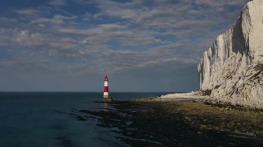 Bir Beachy Head Deniz feneri ve tebeşir kayalıklarının Eastbourne yakınlarında, İngiltere 'de alçak gelgitle birlikte renkli gündoğumunda çekilmiş peyzaj hava aracı görüntüleri.