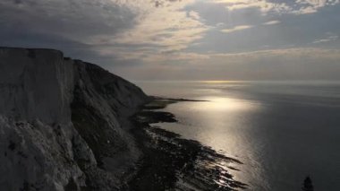 Bir Beachy Head Deniz feneri ve tebeşir kayalıklarının Eastbourne yakınlarında, İngiltere 'de alçak gelgitle birlikte renkli gündoğumunda çekilmiş peyzaj hava aracı görüntüleri.