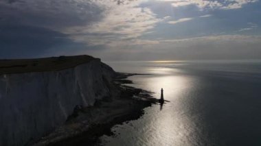Bir Beachy Head Deniz feneri ve tebeşir kayalıklarının Eastbourne yakınlarında, İngiltere 'de alçak gelgitle birlikte renkli gündoğumunda çekilmiş peyzaj hava aracı görüntüleri.