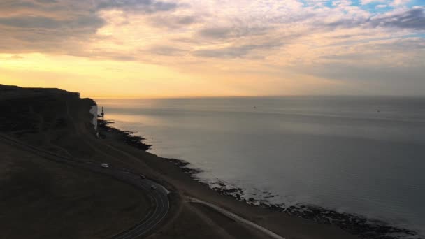 풍경의 Beachy Head Lighthouse 절벽의 영국의 이스트 조수와 일출에 — 비디오