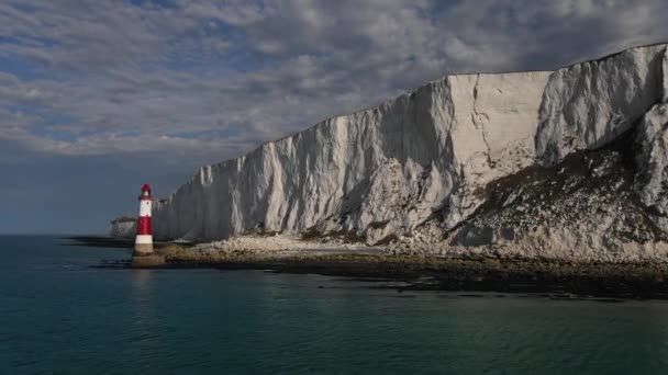 Imágenes Aéreas Drones Paisaje Faro Beachy Head Acantilados Tiza Amanecer — Vídeos de Stock