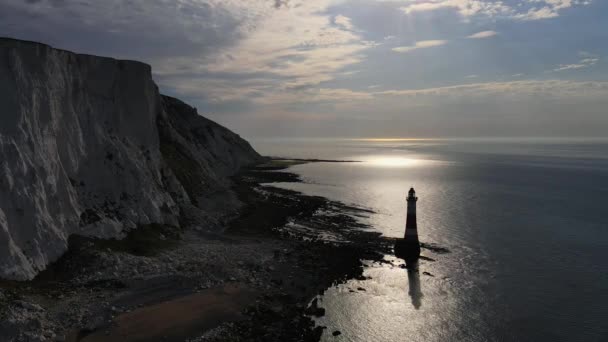 Imagens Drones Aéreos Paisagem Farol Cabeça Praia Penhascos Giz Nascer — Vídeo de Stock