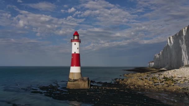 풍경의 Beachy Head Lighthouse 절벽의 영국의 이스트 조수와 일출에 — 비디오