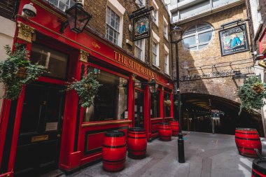 Londra (124; İngiltere - 20.08.02: Covid 19 pandemik karantina sırasında Ship and Shovell barının manzarası kapatıldı