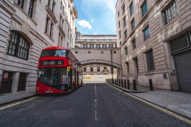Londra (124; İngiltere - 20.08.02: Londra şehir merkezine park edilmiş boş Red Double Decker otobüsü