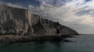 Bir Beachy Head Deniz feneri ve tebeşir kayalıklarının Eastbourne yakınlarında, İngiltere 'de alçak gelgitle birlikte renkli gündoğumunda çekilmiş peyzaj hava aracı görüntüleri.