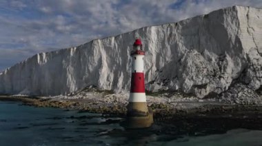 Bir Beachy Head Deniz feneri ve tebeşir kayalıklarının Eastbourne yakınlarında, İngiltere 'de alçak gelgitle birlikte renkli gündoğumunda çekilmiş peyzaj hava aracı görüntüleri.