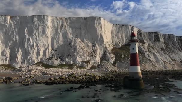 Відеозапис Повітряного Дрона Beachy Head Lighthouse Крейдяних Скель Під Час — стокове відео