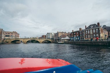 York, Kuzey Yorkshire the 124; İngiltere - 20.09.11: Bulutlu bir günde kiralık tekneden Ouse nehrinin manzarası