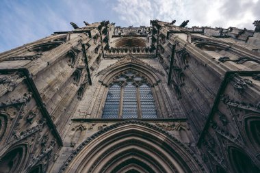 York, Kuzey Yorkshire the 124; İngiltere - 20.09.11: York Minster Iconic Gotik tarzı ortaçağ katedrali bulutlu bir günde şehrin göbeğinde