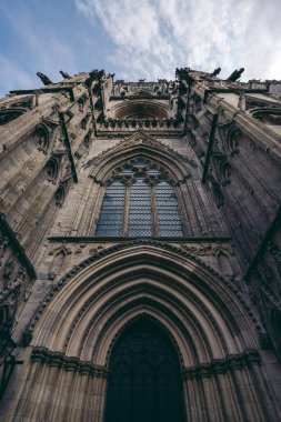 York, Kuzey Yorkshire the 124; İngiltere - 20.09.11: York Minster Iconic Gotik tarzı ortaçağ katedrali bulutlu bir günde şehrin göbeğinde