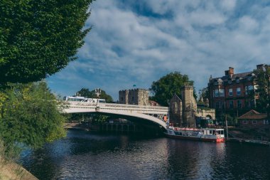 York, Kuzey Yorkshire the 124; İngiltere - 20.09.11: River Ouse seti ince zeka tekneleri yan tarafa demirledi