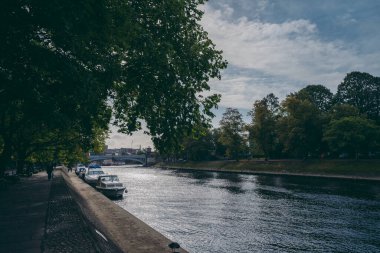 York, Kuzey Yorkshire the 124; İngiltere - 20.09.11: River Ouse seti ince zeka tekneleri yan tarafa demirledi