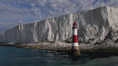 Bir Beachy Head Deniz feneri ve tebeşir kayalıklarının Eastbourne yakınlarında, İngiltere 'de alçak gelgitle birlikte renkli gündoğumunda çekilmiş peyzaj hava aracı görüntüleri.