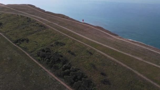 英国伊斯特伯恩附近的一座海滩头灯塔和粉笔悬崖在多彩的日出低潮中的景观空中无人驾驶视频 — 图库视频影像