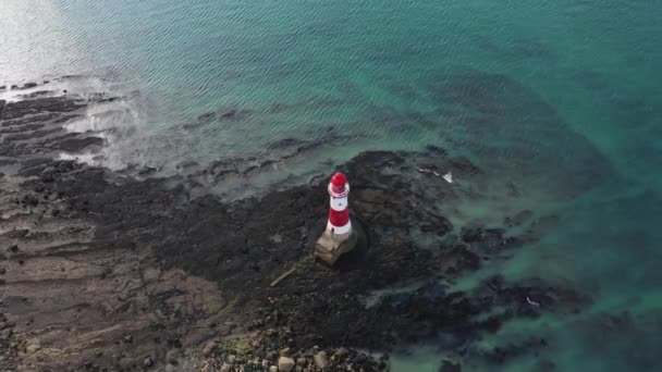 ビーチヘッド灯台とチョーク崖の風景空中ドローン映像英国の低潮位でカラフルな日の出 イーストボーンの近く — ストック動画