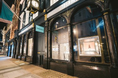 Londra-124; İngiltere - 2020.11.07: Tiffany & Co. mağazası akşam üzeri kapanmıştır.