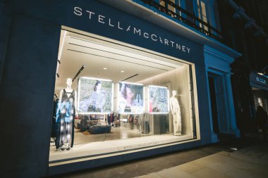 Londra (124; İngiltere - 2020.11.07: Stella Mccartney Mağazası akşam üzeri kapanır.
