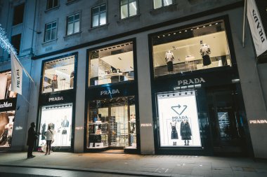 Londra the 124; UK - 2020.11.07: Prada Store akşam üzeri kapanır.