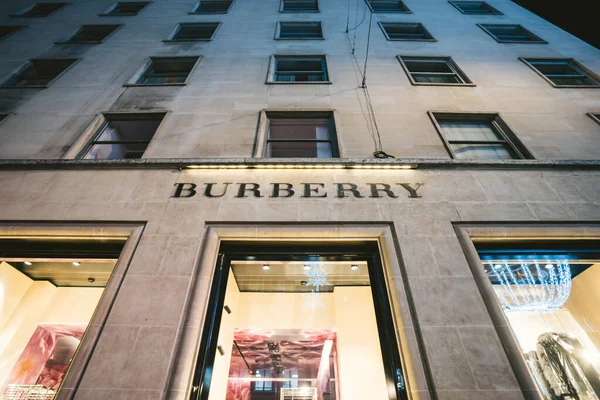Londra-124; İngiltere - 2020.11.07: Burberry mağazası akşam saatlerinde ışıklar kapalı ve covid 19 tecrit sırasında