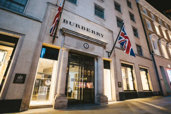 Londra Liguuk 2020 Burberry Store Con Luci Accese Sera Chiuso — Foto Stock