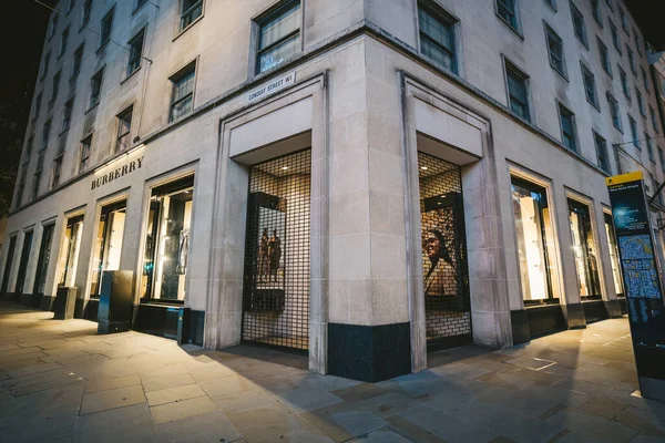 Londen 2020 Burberry Store Met Het Licht Aan Avond Gesloten — Stockfoto