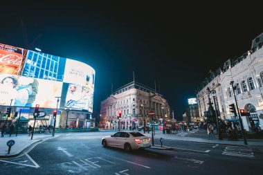 Londra-124; İngiltere - 2020.11.07: Piccadilly sirki akşam saatlerinde kapanmıştır.