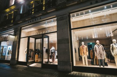 Londra-124; İngiltere - 2020.11.07: Sandro mağazası akşam saatlerinde ışıklar kapalı ve covid 19 tecrit sırasında