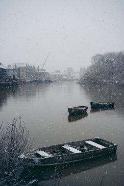 Richmond Upon Thames, Londra the 124; İngiltere - 2021.01.24: Karla kaplı tekneler şehrin batısındaki nehre demirledi