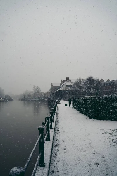里奇蒙 伦敦时间2021 周日上午 伦敦西部街道在大雪中蜿蜒而过 — 图库照片