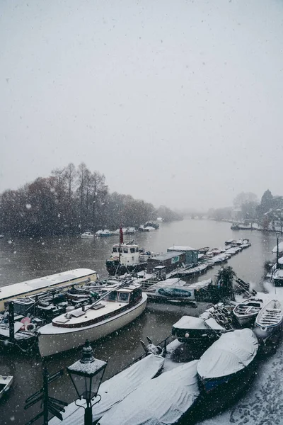 Richmond Thames Londres 2021 Barcos Cubiertos Nieve Amarrados Río Parte — Foto de Stock