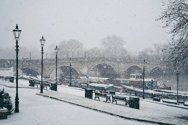 伦敦西部美丽的堤岸在寒冷的周日早晨被雪覆盖着 — 图库照片