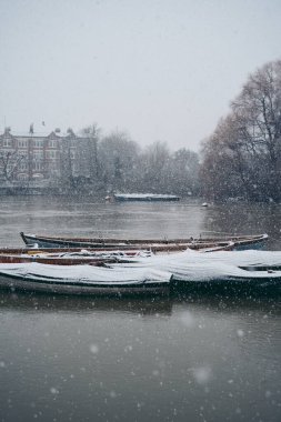 Richmond Upon Thames, Londra the 124; İngiltere - 2021.01.24: Karla kaplı tekneler şehrin batısındaki nehre demirledi