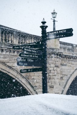 Richmond Upon Thames, Londra -124; İngiltere - 2021.01.24: Güzel Batı Londra Tepesi soğuk Pazar sabahı karla kaplandı