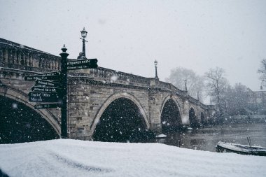 Richmond Upon Thames, Londra -124; İngiltere - 2021.01.24: Güzel Batı Londra Tepesi soğuk Pazar sabahı karla kaplandı