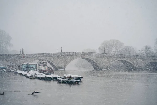 Richmond Thames London 2021 覆盖着积雪并停泊在伦敦西部河流上的船只 — 图库照片