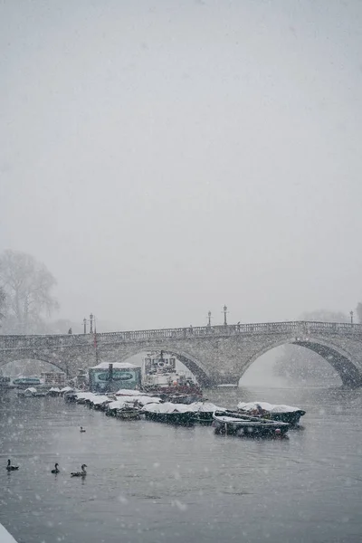 Richmond Thames Londres 2021 Barcos Cubiertos Nieve Amarrados Río Parte — Foto de Stock