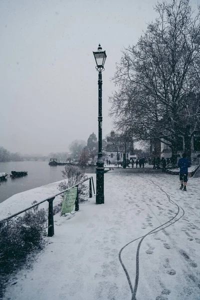 伦敦西部美丽的堤岸在寒冷的周日早晨被雪覆盖着 — 图库照片
