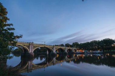 Richmond Upon Thames, Londra - 124; İngiltere - 20.10.10: Richmond Lock ve Weir sabah erken saatlerde
