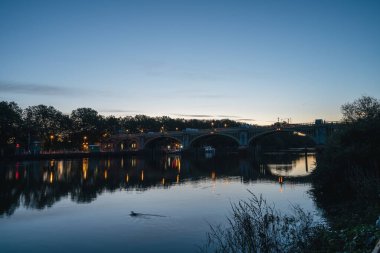 Richmond Upon Thames, Londra - 124; İngiltere - 20.10.10: Richmond Lock ve Weir sabah erken saatlerde