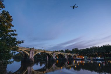 Richmond Upon Thames, Londra - 124; İngiltere - 20.10.10: Richmond Lock ve Weir sabah erken saatlerde