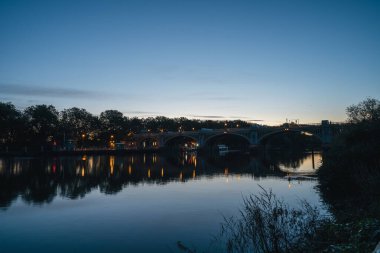 Richmond Upon Thames, Londra - 124; İngiltere - 20.10.10: Richmond Lock ve Weir sabah erken saatlerde